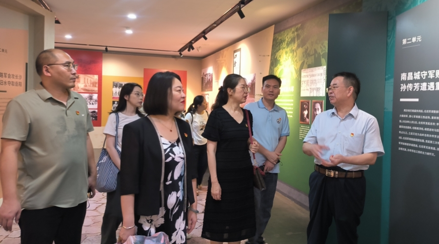 聆听邹校.jpg